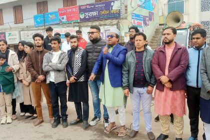 ওসমান হাদিকে হত্যার প্রতিবাদে আদমদীঘি ছাত্র জনতার বিক্ষোভ মিছিল ও প্রতিবাদ সমাবেশ অনুষ্ঠিত