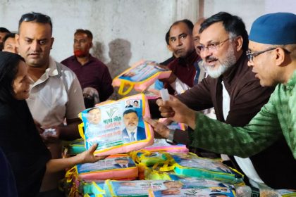 বেলতলায় সাধারণ মানুষের মাঝে মশারি দিলেন শফিকুল ইসলাম খান মিল্টন