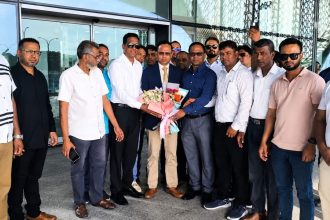বিমানবন্দরে উষ্ণ অভ্যর্থনা
